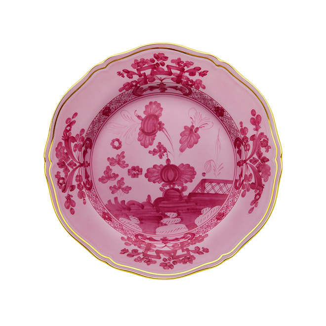 The Ginori 1735 Oriente Italiano Porpora is a pink porcelain plate featuring ornate chinoiserie floral and garden motifs in deeper pink, scalloped edges, and a fine gold rim, shown on a white background.