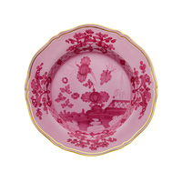 The Ginori 1735 Oriente Italiano Porpora is a pink porcelain plate featuring ornate chinoiserie floral and garden motifs in deeper pink, scalloped edges, and a fine gold rim, shown on a white background.