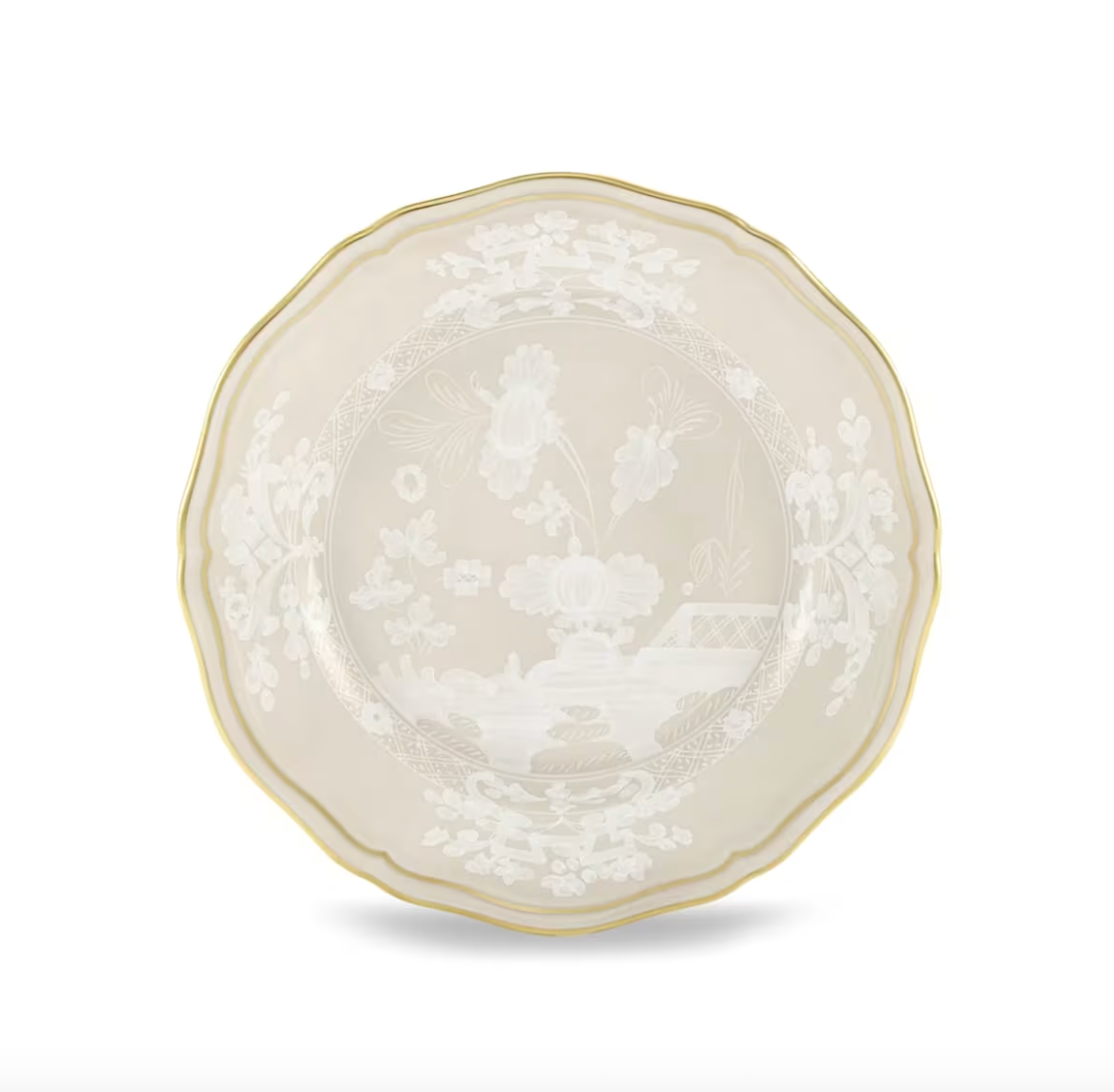 The Oriente Italiano Beige Meringa plate by Ginori 1735 features elegant scalloped edges, a refined white floral pattern, and a delicate gold rim, showcased on a white background—a stunning addition to any table from Ginori 1735’s celebrated fine porcelain dinnerware collection.