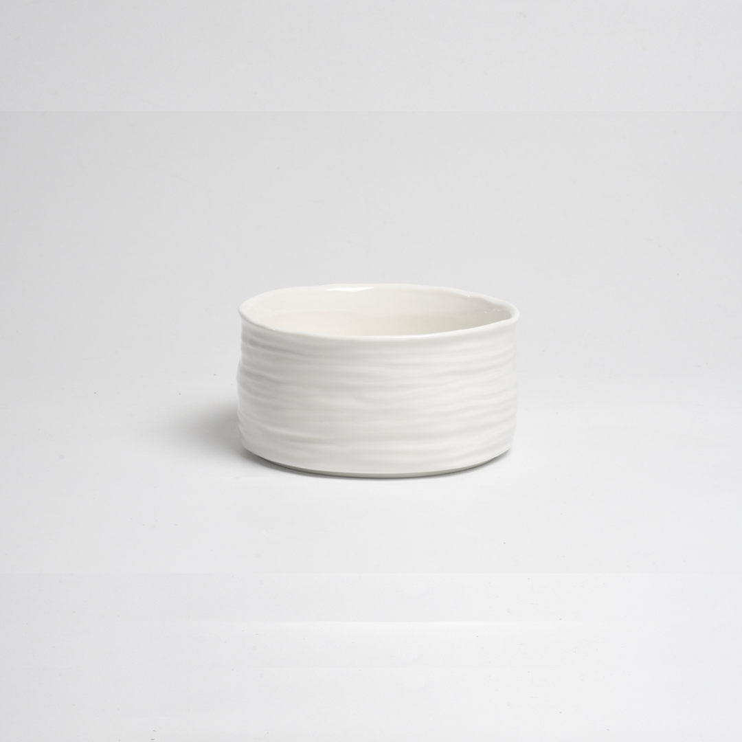 The PAMPA BAY Le Blanc Bowl is a round, white porcelain bowl with a subtly textured surface. Featuring a simple, minimalist design, it is oven safe and dishwasher safe—perfect for everyday use.
