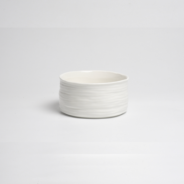 The PAMPA BAY Le Blanc Bowl is a round, white porcelain bowl with a subtly textured surface. Featuring a simple, minimalist design, it is oven safe and dishwasher safe—perfect for everyday use.