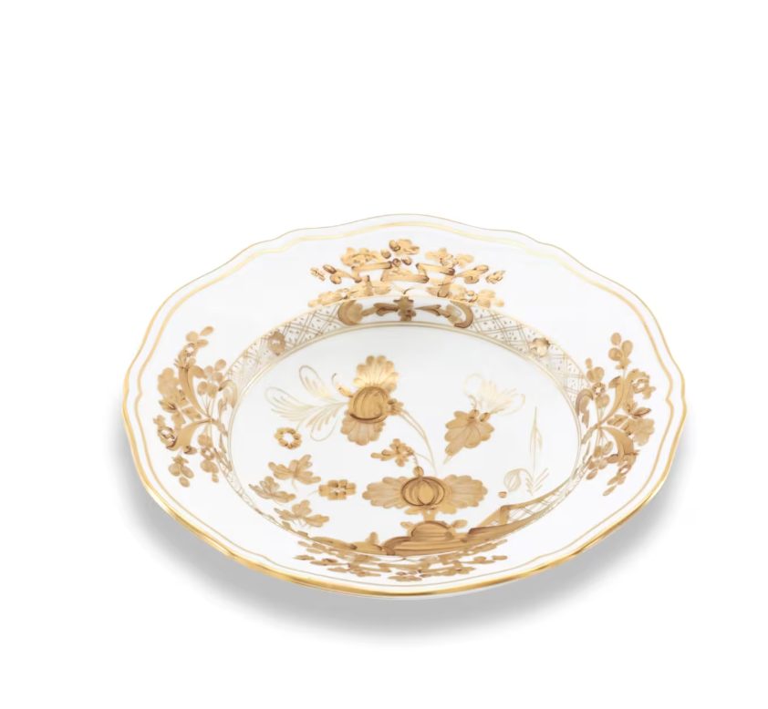 The Oriente Italiano Aurum by Ginori 1735 is a round porcelain plate with scalloped edges, featuring an intricate gold overlay floral pattern and gold trim on a white background.