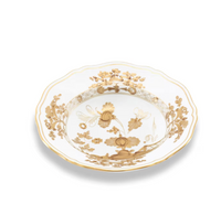 The Oriente Italiano Aurum by Ginori 1735 is a round porcelain plate with scalloped edges, featuring an intricate gold overlay floral pattern and gold trim on a white background.