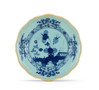 Ginori 1735 Oriente Italiano Dinnerware Iris light blue scalloped dinner plate with a gold rim and dark blue floral chinoiserie patterns.