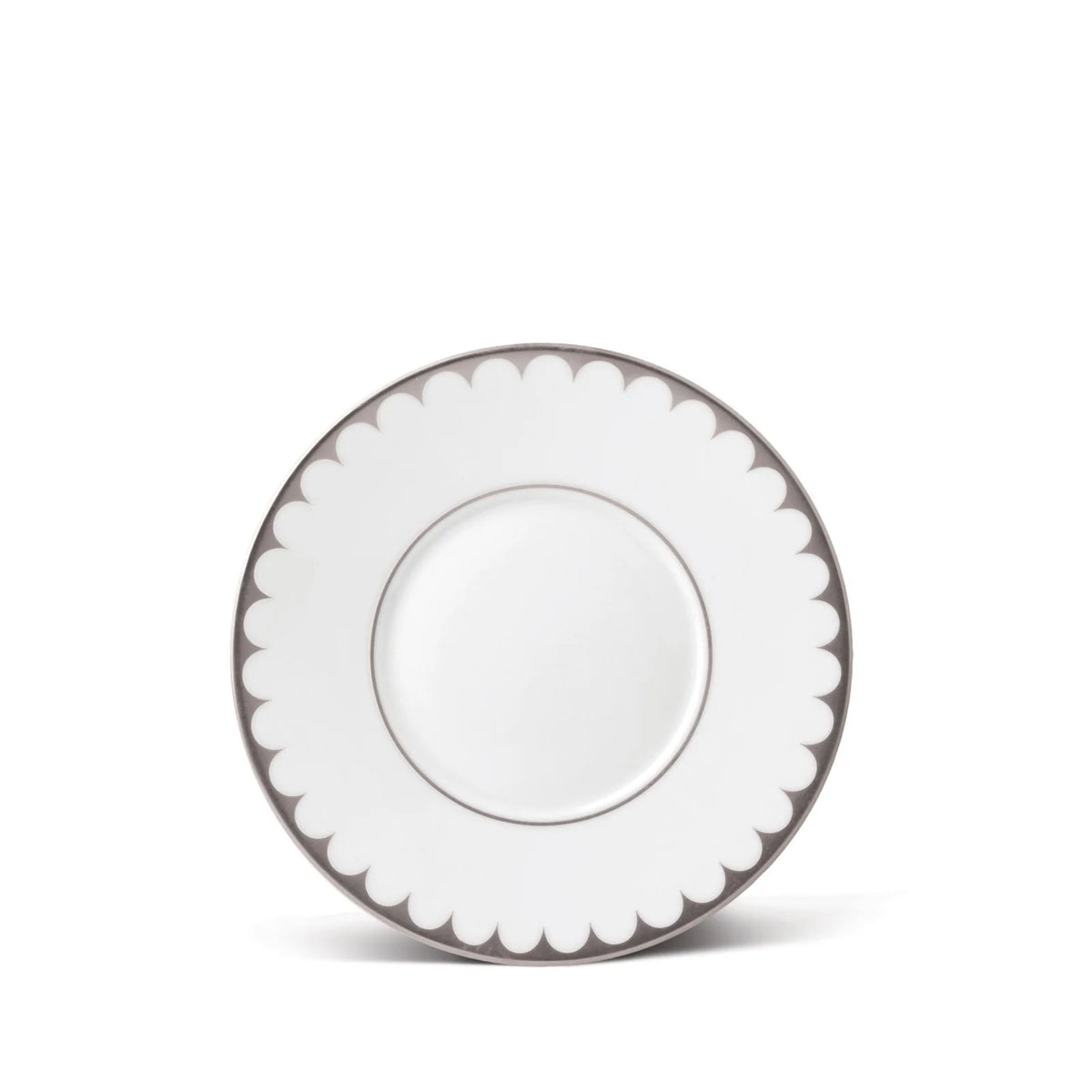 L’Objet Aegean Filet Platinum dinner plate in white porcelain with a scalloped edge outlined in metallic platinum accents.