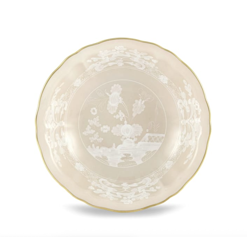 The Ginori 1735 Oriente Italiano Beige Meringa plate features a round, cream-toned porcelain design with a scalloped edge, gold trim, and detailed central floral motif for an elegant look.