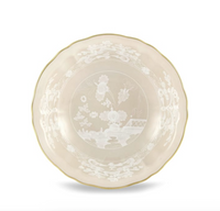 The Ginori 1735 Oriente Italiano Beige Meringa plate features a round, cream-toned porcelain design with a scalloped edge, gold trim, and detailed central floral motif for an elegant look.