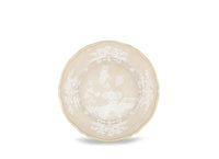 The Oriente Italiano Beige Meringa plate by Ginori 1735 is a beige ceramic piece with scalloped edges, a thin gold rim, and intricate white floral and botanical patterns inspired by the iconic porcelain dinnerware collection.