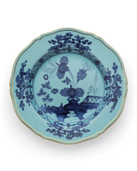 The Oriente Italiano Dinnerware Iris plate by Ginori 1735 features a blue chinoiserie floral motif with scalloped edges and a gold rim on white porcelain.