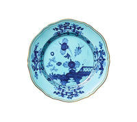 Ginori 1735 Oriente Italiano Dinnerware Iris: blue and white porcelain plate with scalloped edge, chinoiserie floral and landscape motifs, accented by a thin gold rim on a white background.