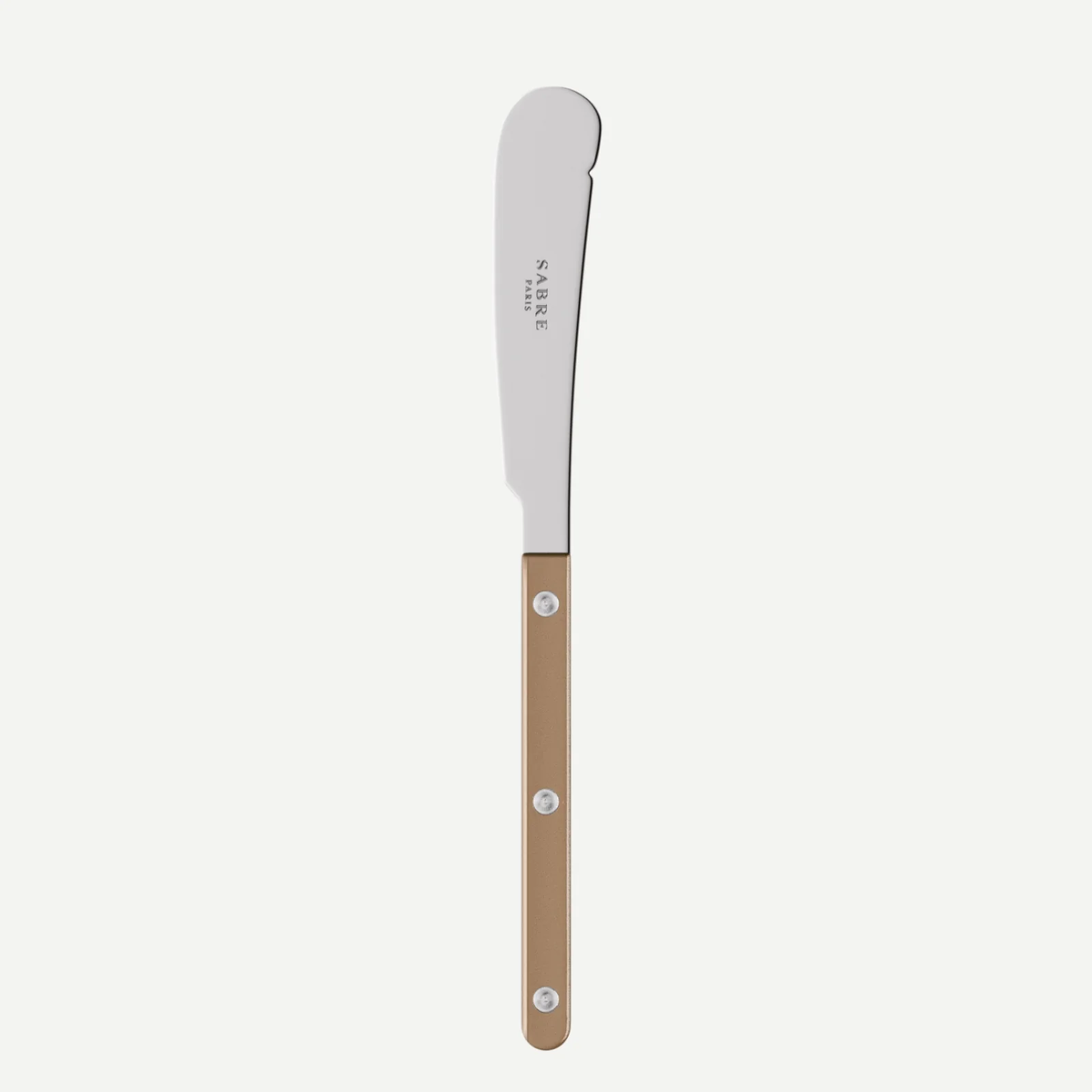 The Bistrot Pearly Butter Knife by Sabre features a curved, blunt stainless steel blade and a light brown handle with three metal rivets. Ideal for customizable flatware sets, the blade is engraved with “Sabre.”.