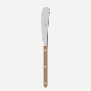 The Bistrot Pearly Butter Knife by Sabre features a curved, blunt stainless steel blade and a light brown handle with three metal rivets. Ideal for customizable flatware sets, the blade is engraved with “Sabre.”.