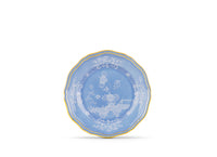 A blue Oriente Italiano Pervinca Dinner Plate by Ginori 1735, featuring a scalloped edge, yellow rim, and 24-karat gold trim with intricate white floral and landscape motifs. Displayed on a plain white background.