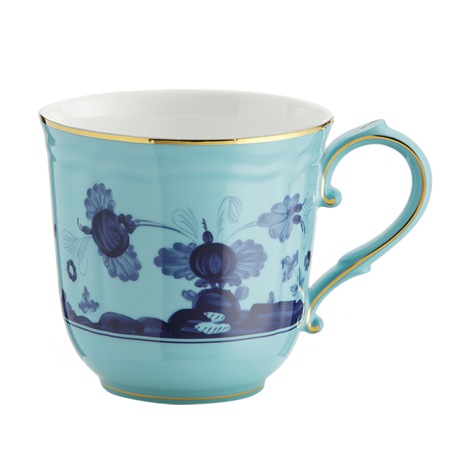The Oriente Italiano Dinnerware Iris mug by Ginori 1735 is crafted from Italian porcelain in turquoise, with a gold rim and handle, and features dark blue chinoiserie floral motifs.