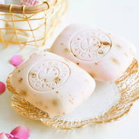 Canape gold rufolo plates are designed with a gold flower-shaped rim.